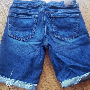 American Eagle Mid-Calf Length Denim Jean Shorts Women's Size‎ 2 Five Pocket